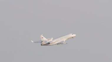 SOCHI, RUSSIA - AĞUSTOS 02, 2022: Dassault Falcon, RA-09606 Tataristan Hükümeti yan görüş ile havalandı. Gökyüzünde küçük bir uçak. Jet tırmanışı