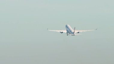 Tanımlanamayan bir üniforması olan bir uçak havalandıktan sonra irtifa kazanıyor. İniş takımlarını geri çekiyorum.