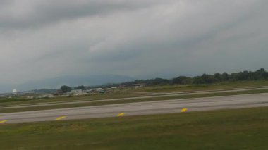 KUALA LUMPUR, MALAYSIA - 15 HAZİRAN 2025: uçak penceresinden bak. Uçak havalanıyor, havaalanı ve havalimanı yukarıdan görünüyor.