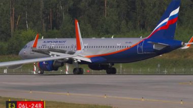 MOSCOW, Rusya Federasyonu - 31 Temmuz 2021: Airplane Airbus A320, Sheremetyevo havaalanına indikten sonra fren yapan Aeroflot VQ-BPU, yan görüş. Spoiler verin. Seyahat kavramı