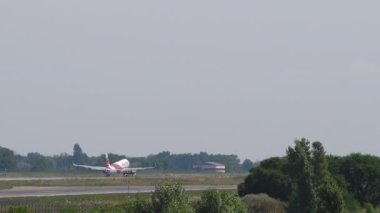 ALMATY, KAZAKHSTAN - 25 Haziran 2024: Airbus A320, FlyArystan 'dan EI-KBG Almaty havaalanından kalkış, arka görüş, uzak çekim. Uçak kalkıyor. Seyahat kavramı