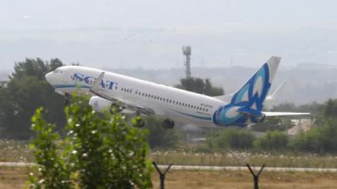 ALMATY, KAZAKHSTAN - 24 Haziran 2024: SCAT Airlines 'dan UP-B3732 sefer sayılı Boeing 737 uçağı Almaty havaalanından kalkıyor. Uçak kalkıyor.