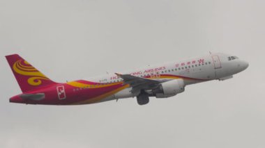 HONG KONG - 26 Ocak 2025: AAirbus A320, Hong Kong Havayolları B-LPE Chek Kap Kok Havaalanı, Hong Kong. Uçak kalkıyor. Seyahat konsepti. Beneklenme