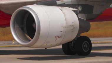 Bir uçak taksisinin görüntüsü. Uçak motoruna ve iniş takımlarına yakın çekim.