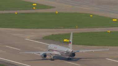 SOCHI, RUSSIA - Tupolev Tu-214 (Rus Özel Hava Filosu), Soçi Havaalanı 'ndan kalkmadan önce pistte taksicilik yapıyor. Seyahat kavramı