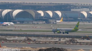 BANGKOK, THAILAND - 01 Mart 2023: vuruldu, uçak Boeing 737, Jin Air 'in HL8246' sı Suvarnabhumi havaalanına indikten sonra fren yapıyor. Uçak geliyor. Seyahat kavramı