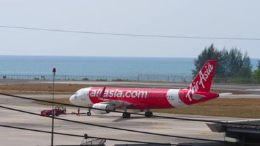 PHUKET, THAILAND - Mart 07, 2025: Airbus A320-216, Phuket Havaalanı 'ndaki piste HS-CBA çekici. Seyahat konsepti. Beneklenme