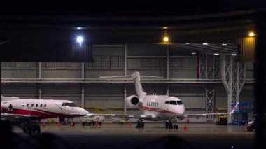 PHUKET, THAILAND - 07 Mart 2025: Bombacı Challenger 350, EJM Avrupa CS-CBA Phuket Havaalanı 'ndaki bir hangara park etti. Beneklenme