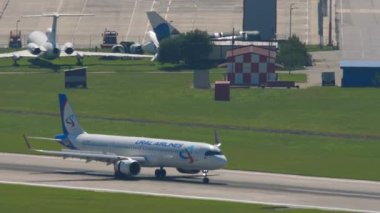 SOCHI, RUSSIA - 27 AĞUSTOS 2022: Yolcu uçağı Airbus A321, Ural Havayolları 'nın RA-73840 uçağı, Sochi havaalanına iniyor. Turizm ve seyahat kavramı