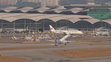 HONG KONG - 28 Ocak 2025 Airbus A321, HK ekspres B-LEB Chek Kap Kok havaalanından kalkıyor, Hong Kong, yan görüş. Uçak kalkıyor. Beneklenme