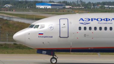 MOSCOW, Rusya Federasyonu - 31 Temmuz 2021: Sheremetyevo havaalanında taksicilik yapan Aeroflot 'tan Boeing 737, yan görüş. Kurul adı V.Kandinsky