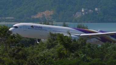PHUKET, THAILAND - 29 Kasım 2019: yan görüş, Airbus A350 uçağı, Tayland Havayolları 'nın HS-THG' si Phuket havaalanına iniyor. Uçak geliyor. Seyahat kavramı