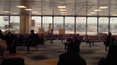 CHANGI, ŞARKI - 30 HAZİRAN 2025 Havaalanı Salonunda Uçağı Bekleme