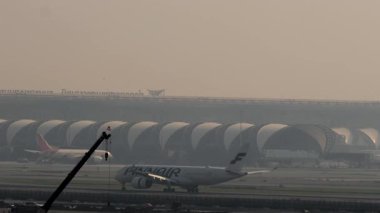 BANGKOK, THAILAND - 01 Mart 2023 Finnair Airbus A350 Bangkok, Suvarnabhumi Havaalanına varıyor. Uçak frenleniyor, spoiler veriliyor. Beneklenme