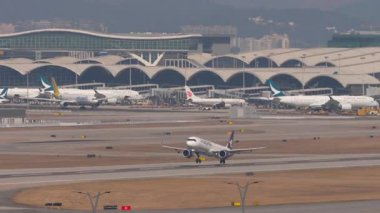 HONG KONG - 29 Ocak 2025: Airbus A321 Hong Kong, Chek Kap Kok havaalanından kalkıyor. Uçak kalkıyor. Beneklenme