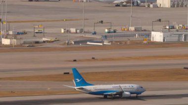 HONG KONG - 28 Ocak 2025: Uçak Boeing 737, Xiamen Air B-5277 Chek Kap Kok havaalanından havalanıyor. Uçak kalkıyor. Seyahat kavramı