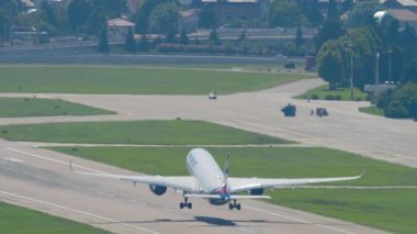 SOCHI, RUSSIA - 27 AĞUSTOS 2022: Airbus A350, RA-73151 Aeroflot kalkış, arka görüş. Uçak kalkıyor. Uçak kalkıyor. Seyahat konsepti. Beneklenme