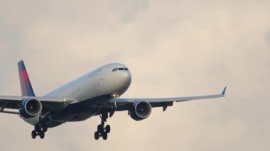 AMSTERDAM, NETHERLANDS - 25 HAZİRAN 2017: Delta Hava İnişi Yolcu Uçağı A330. Uçak geliyor. Seyahat kavramı