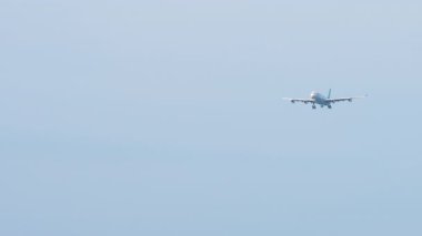 Jet yolcu uçağı inişe geçiyor. Uçak iniyor. Gökyüzünde bir uçak. Seyahat kavramı