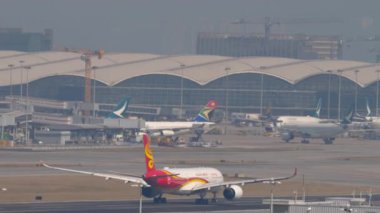 HONG KONG - 10 Kasım 2019: Airbus A350, Hong Kong Havayollarından B-LGC kalkıyor. Uçak kalkıyor. Seyahat kavramı