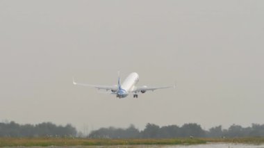 ALMATY, KAZAKHSTAN - 27 Haziran 2024: Boeing 737, UP-B3741 of SCAT Almaty havaalanından kalkıyor. Seyahat kavramı