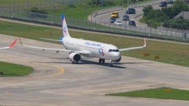 SOCHI, RUSSIA - 27 AĞUSTOS 2022: Airbus A321-251NX, Ural Havayolları 'ndan RA-73838, yan görüş. Yolcu uçağının taksideki görüntüsü.