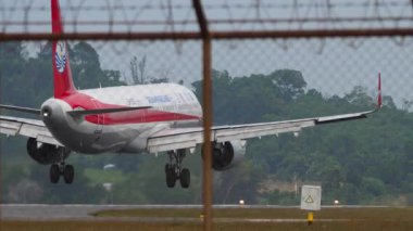 PHUKET, THAILAND - 28 HAZİRAN 2023: Yolcu uçağı Airbus A321, B-1053 Sichuan Havayolları iniş ve Phuket havaalanına iniş pisti, yan görüş. Yolcu uçağı geliyor.