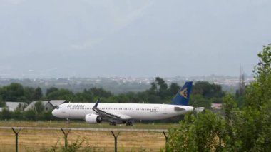 ALMATY, KAZAKHSTAN - 24 Haziran 2024: uçak ivmesi ve kalkış. Astana Havayolları 'nın yolcu uçağı kalkıyor. Beneklenme