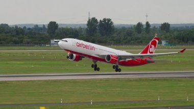 DÜKSELDORF, ALMANY - 24 Temmuz 2017: Airbus A330, Düsseldorf havaalanından D-ALPH havalanır. Uçak kalkıyor. Seyahat kavramı