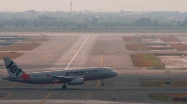 BANGKOK, THAILAND - 15 Mart 2025: Airbus A320-232, 9V-JSM Jetstar Asia Bangkok havaalanından havalandı