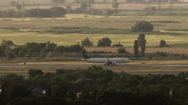 ALMATY, KAZAKHSTAN - 26 Temmuz 2024: Almaty Uluslararası Havaalanı 'ndaki Air Astana yolcu uçağı, yan görüş