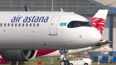 ALMATY, KAZAKHSTAN - 27 Haziran 2024: Airliner Airbus A321, Air Astana EI-KGK Almaty Uluslararası Havalimanı, Kazakistan. Yolcu uçağı, yan görüş. Seyahat kavramı