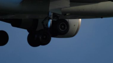 AMSTERDAM, NETHERLANDS - 25 Temmuz 2017: Amsterdam, Schiphol Havaalanına inen KLM Airlines yolcu uçağı. Uçak geliyor, yan görüş.