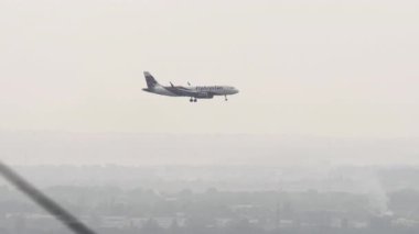 ALMATY, KAZAKHSTAN - 26 Haziran 2024: Airbus A320 Airbus Arystan Almaty havaalanına inmeden önce iniyor. Uçak geliyor. Seyahat kavramı