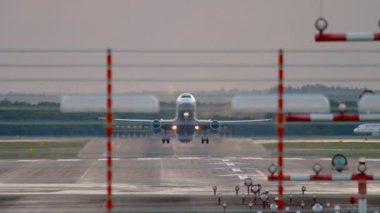 DÜKSELDORF, GERMANY - 22 Temmuz 2017: Ticari Airbus A320 uçağı havalanıyor ve iniş takımları geri çekiliyor