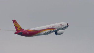 HONG KONG - 26 Ocak 2025: Airbus A330 Hong Kong Havayolları Chek Kap Kok havaalanından kalkıyor. Uçak kalkıyor. Seyahat konsepti. Beneklenme