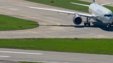 SOCHI, RUSSIA - 27 Ağustos 2022: Airbus A350, RA-73151 Aeroflot taksisi. Yolcu uçağı taksideydi. Seyahat kavramı