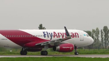 ALMATY, KAZAKHSTAN - 11 Mayıs 2024: Almaty havaalanında Fly Arystan 'ın Airbus A320' si. Havaalanında yolcu uçağımız var. Seyahat konsepti. Beneklenme