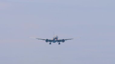 Jet yolcu uçağının inişe yaklaştığının sinematik görüntüleri. Uçak geliyor, tepemizde uçuyor.