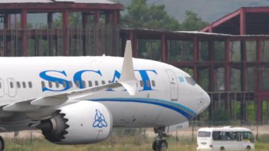 ALMATY, KAZAKHSTAN - 24 Haziran 2024: Uçak Boeing 737, SCAT Havayolları 'ndan UP-B3739 Almaty havaalanında taksicilik. Seyahat ve turizm kavramı