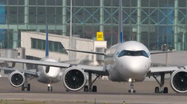 ALMATY, KAZAKHSTAN - 27 Haziran 2024: Airbus A321, Air Astana 'dan EI-KGK Almaty Uluslararası Havaalanında taksicilik yapıyor. Seyahat kavramı