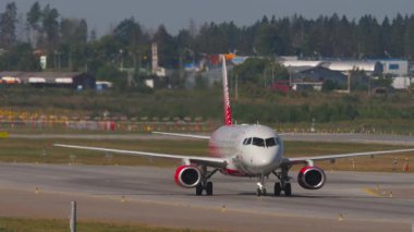 MOSCOW, Rusya Federasyonu - 31 Temmuz 2021: uçak Sukhoi Superjet 100, RA-89114 Rossiya Taxiing. Avia trafiği. Seyahat kavramı
