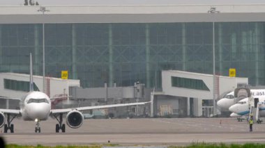 ALMATY, KAZAKHSTAN - 12 Mayıs 2024: Air Astana taksicilik Airbus A321. Taksiyoldaki uçak.