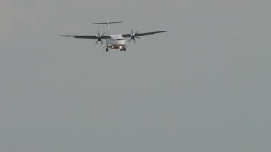 Uçak yaklaşıyor. Turboprop bölgesel yolcu uçağı. Uçak iniyor. Mavi gökyüzü arkaplanı