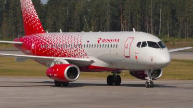 MOSCOW, Rusya Federasyonu - 31 Temmuz 2021: uçak Sukhoi Superjet 100, RA-89114 Rossiya Taxiing. Avia trafiği. Seyahat kavramı