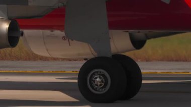 Uçak motoru. İniş takımlarına yakın bir yolcu uçağının kanadının altındaki motor. Havaalanı