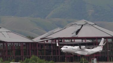 ALMATY, KAZAKHSTAN - 24 Haziran 2024: Kazakistan Cumhuriyeti Sınır Servisi 'nin bir uçağı Almaty Havaalanı' ndan havalanmak üzere havalanır.