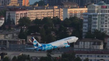 SOCHI, RUSSIA - 02 Ağustos 2022: Jet yolcu uçağı Boeing 737, RA-73252 NordStar kalkışı, yan görüş. Uçak kalkıyor. Seyahat kavramı