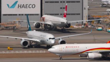 HONG KONG - 28 HAZİRAN 2025: Airbus A330, Hong Kong Havaalanı B-LNY Chek Kap Kok Havalimanı, yan görüş