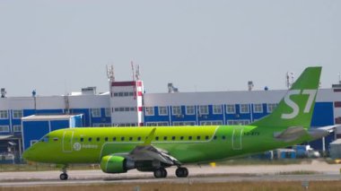 NOVOSIBIRSK, RUSSIAN FEDERATION - 17 Haziran 2020: Tolmachevo Havaalanı 'na indikten sonra fren yapan S7 Havayolları' ndan Plane Embraer E170. Spoiler verin. Seyahat kavramı